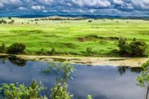 Clarence River near the village of Tabulam in the far north east of New South Wales, with a view across the hinterland on the west bank of the river.